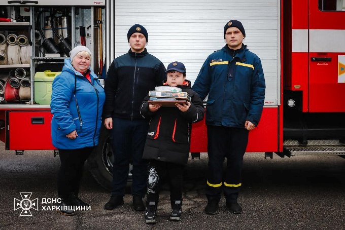 У Харкові відзначили 8-річного хлопчика, який врятував себе та бабусю під час пожежі (фото)